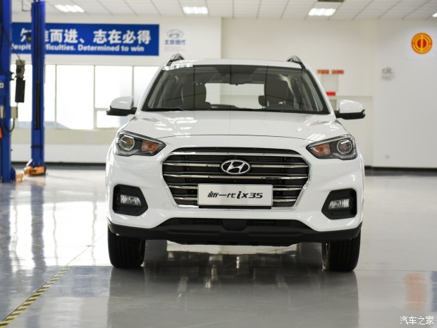 車尾部采用了分層式的設(shè)計(jì)，特別是碩大的裝飾板同樣營造出“硬派”的感覺，此外隱藏式的排氣管使尾部看起來很飽滿。