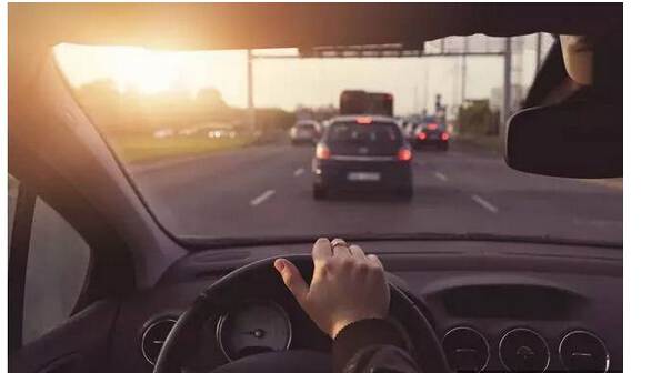 假如你開(kāi)車(chē)時(shí)爆胎了，你知道該怎么打方向盤(pán)嗎？多學(xué)點(diǎn) 沒(méi)壞處！