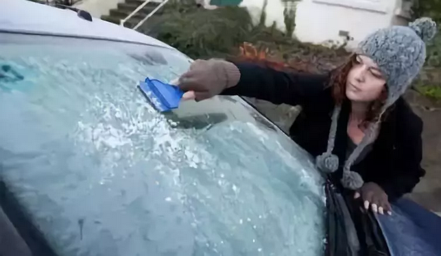 汽車(chē)玻璃結(jié)冰怎么辦，簡(jiǎn)單處理有妙招