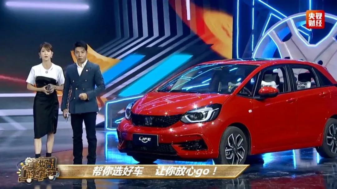 央視直播，名嘴主持竟現(xiàn)場“帶貨”？！